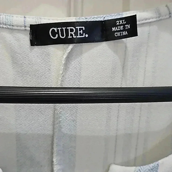 Cure Blue Striped short-sleeve blouse with V-neck and grommet detail Plus Sz 2X - Picture 3 of 8